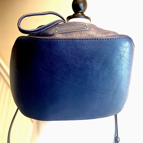 MARC JACOBS Navy Tumbled Leather Drawstring Bucket Bag Crossbody Shoulder Strap - Picture 7 of 16